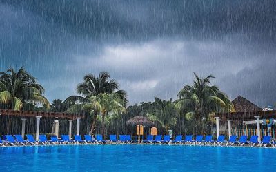 ¿Sabías que el agua de la lluvia afecta a tu piscina?